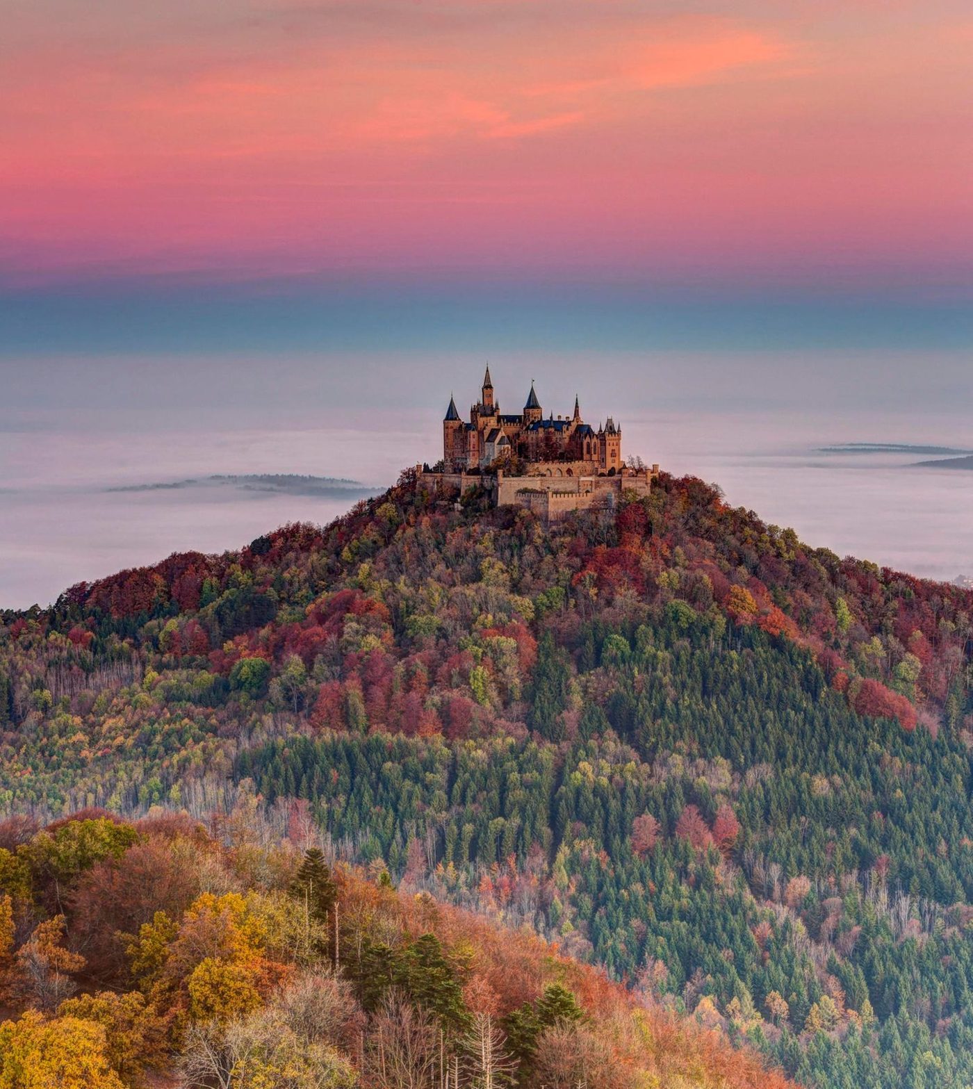 Burg Hohenzollern über den Wäldern der Schwäbischen Alb